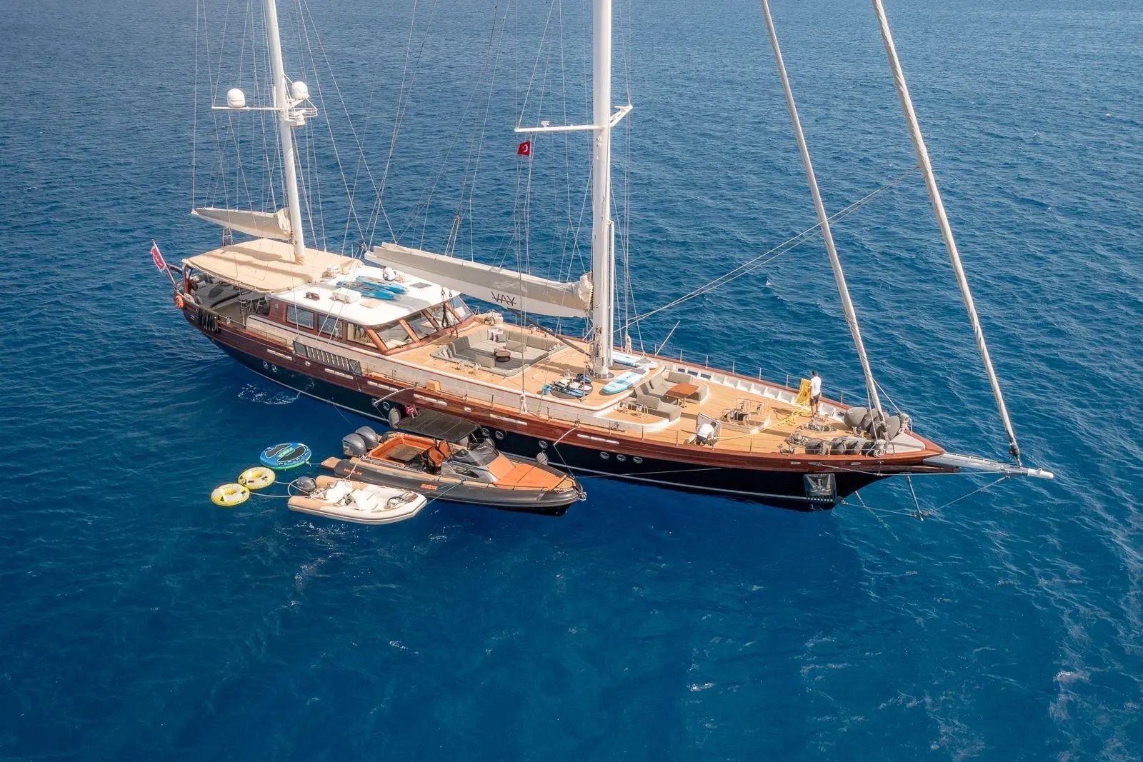 Vay sailing in Atina