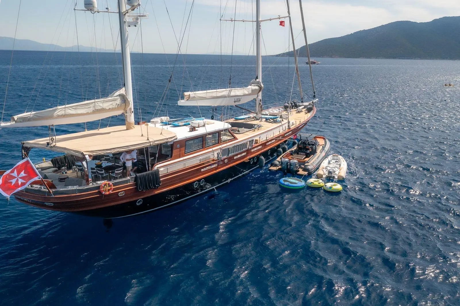 Vay sailing in Atina