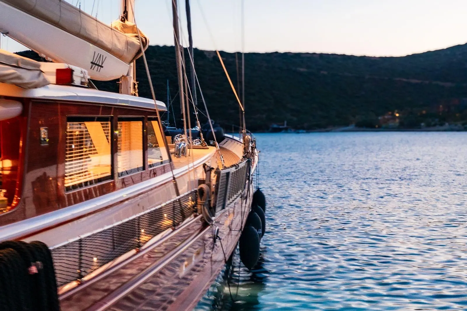 Vay sailing in Atina