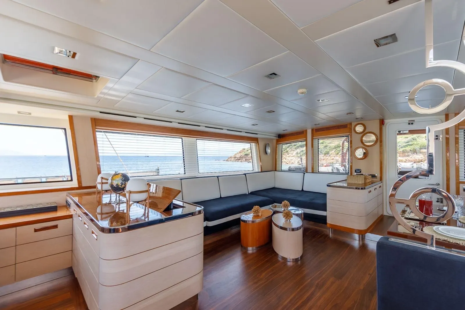 Vay sailing in Atina