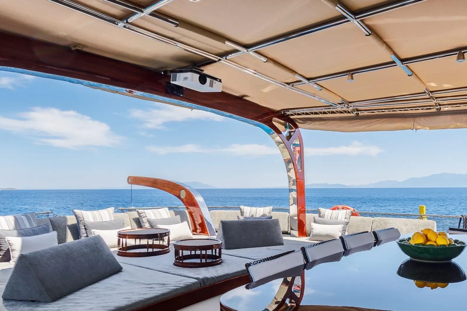 Vay sailing in Atina