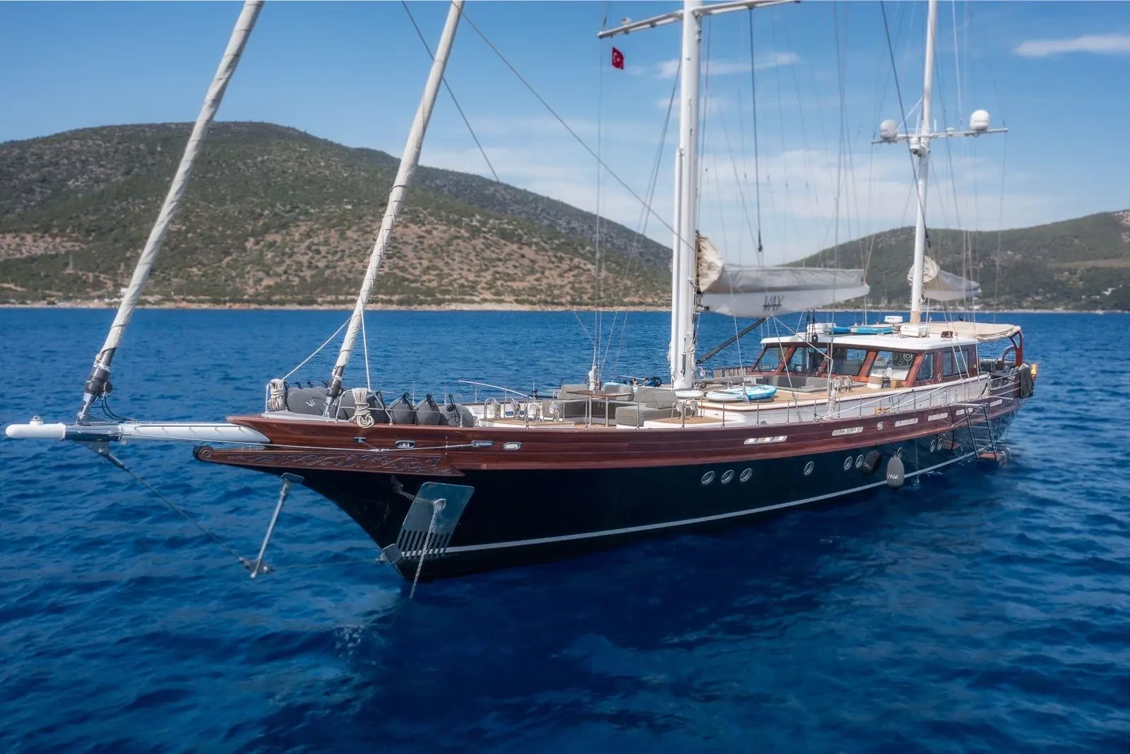 Vay sailing in Atina