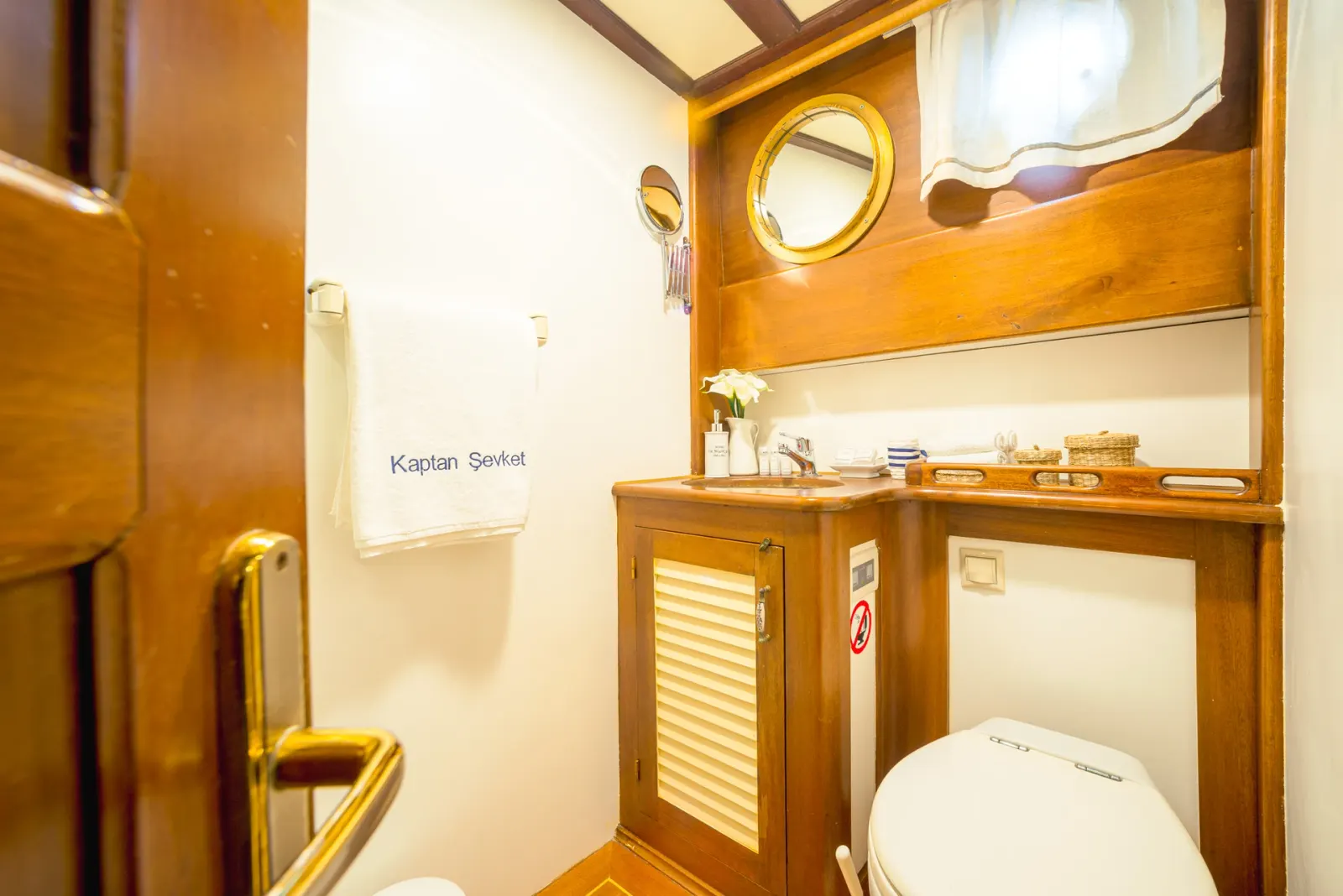 Kaptan Sevket sailing in Tivat