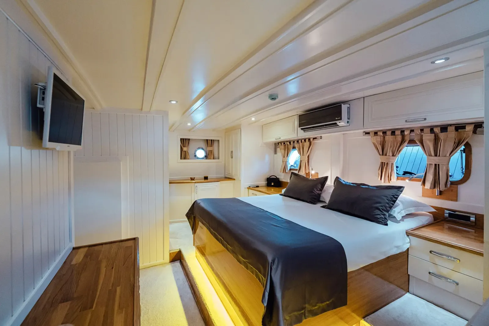 Maske sailing in Split