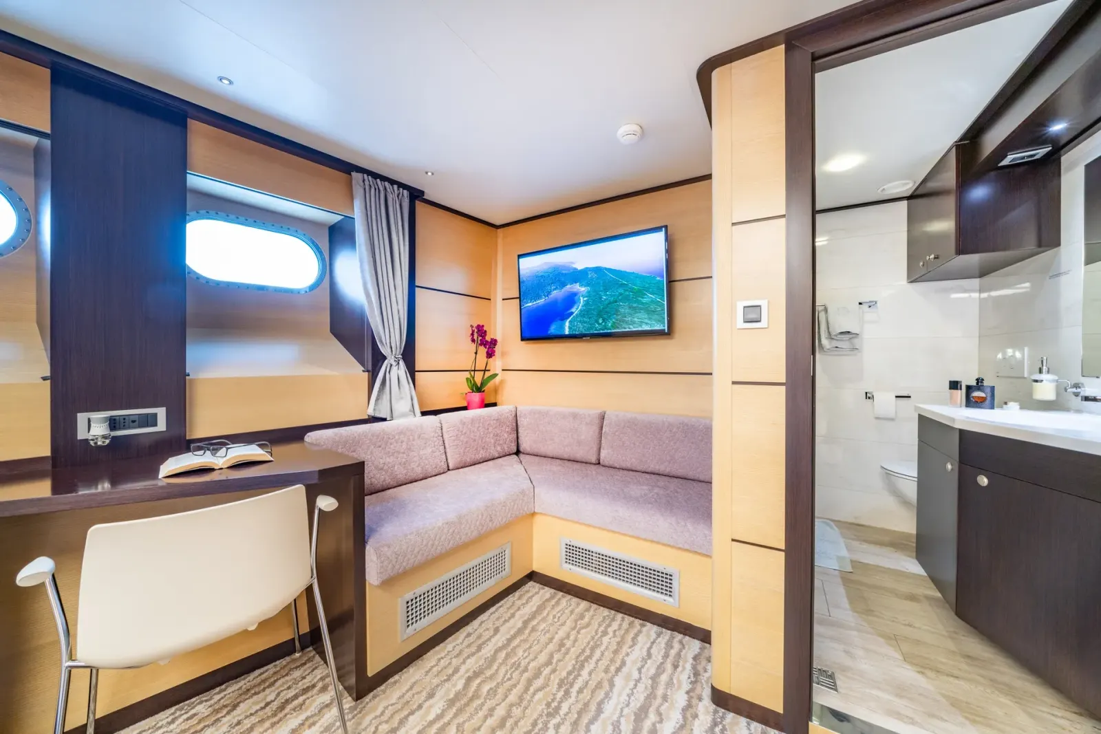 Navilux sailing in Сплит