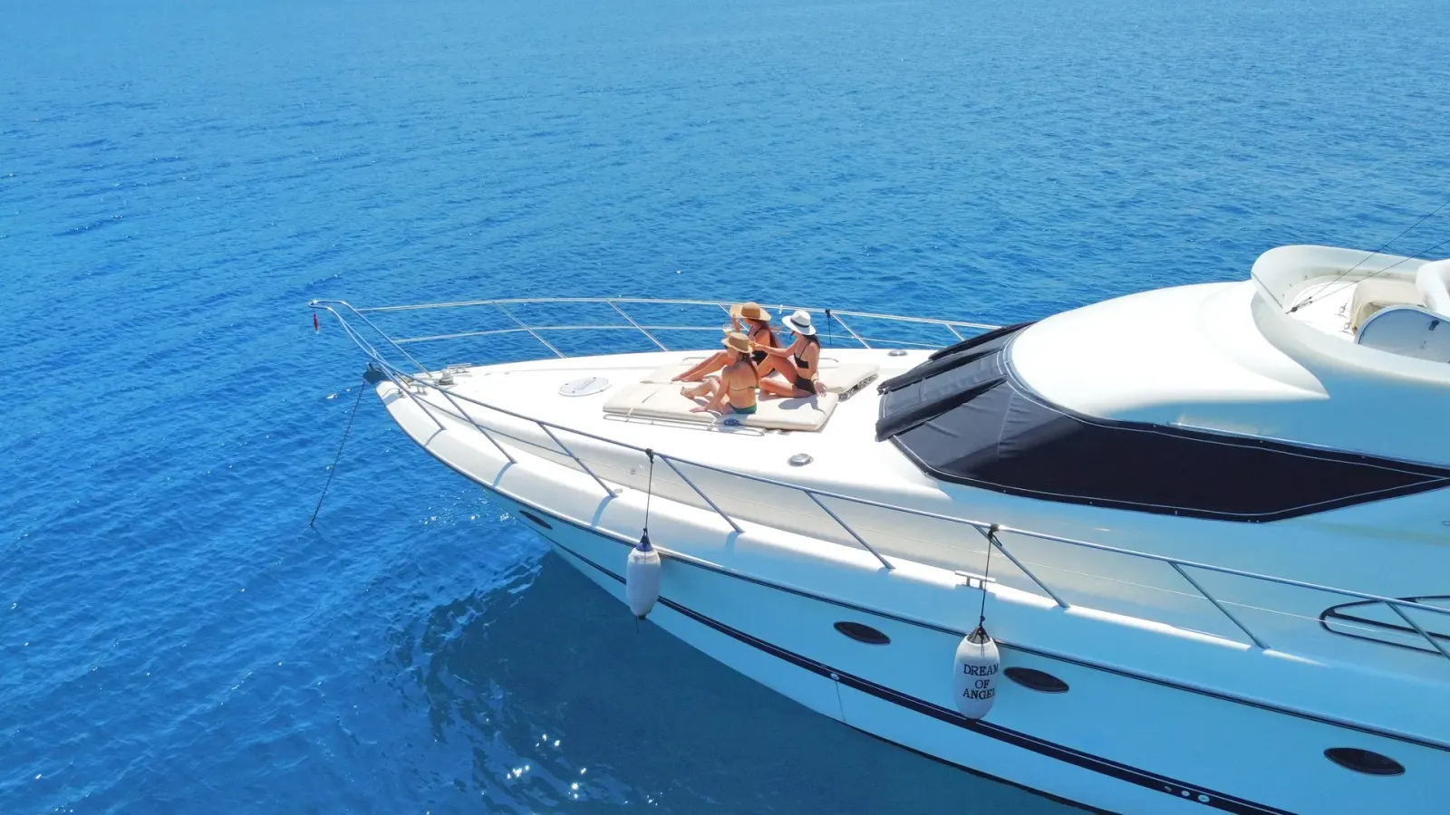 Dream Motoryacht interior cabin view