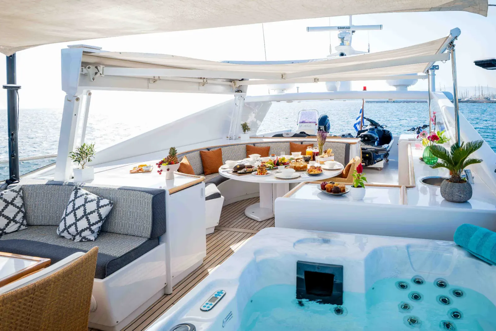 Mobius sailing in Athen