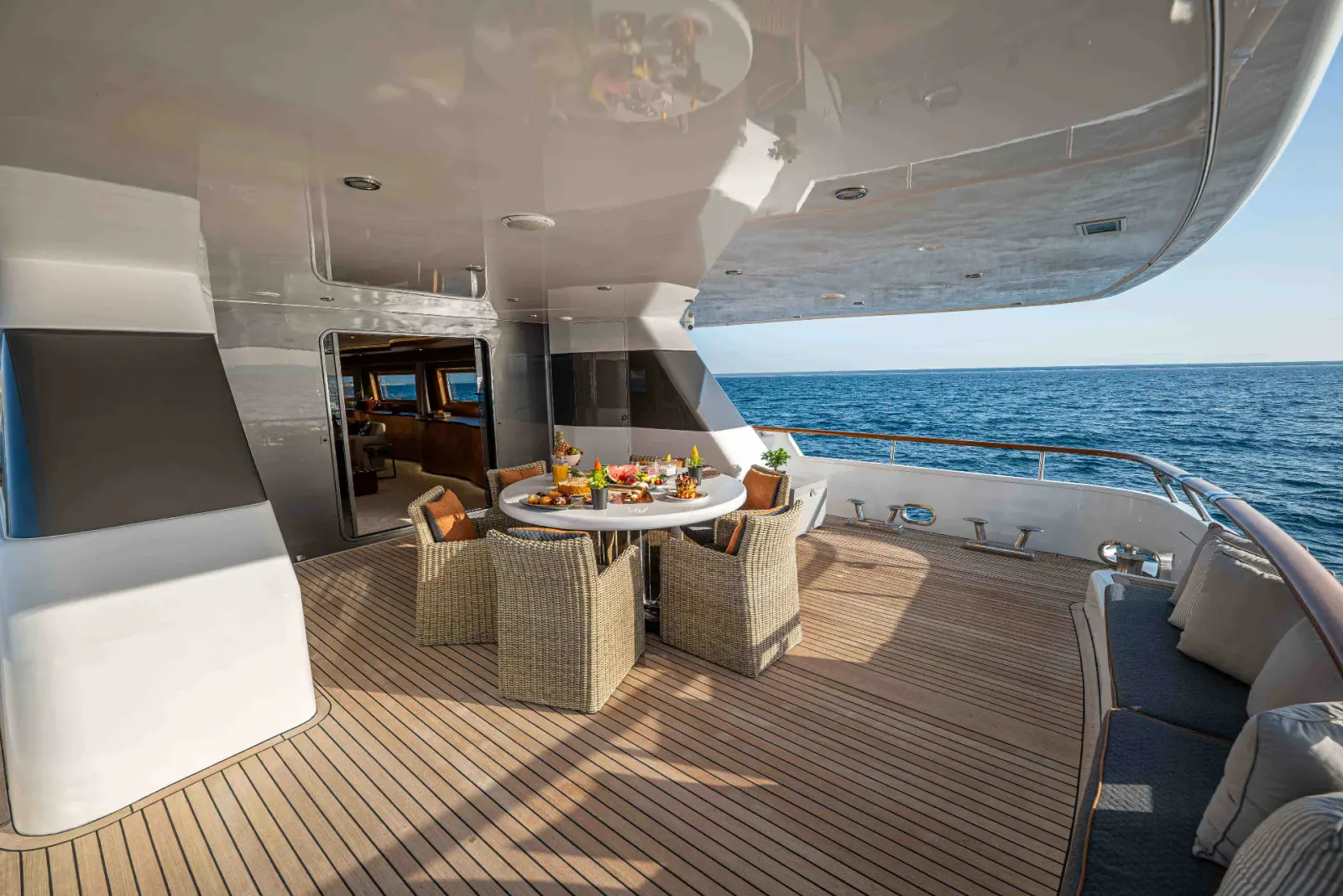 Mobius sailing in Athen