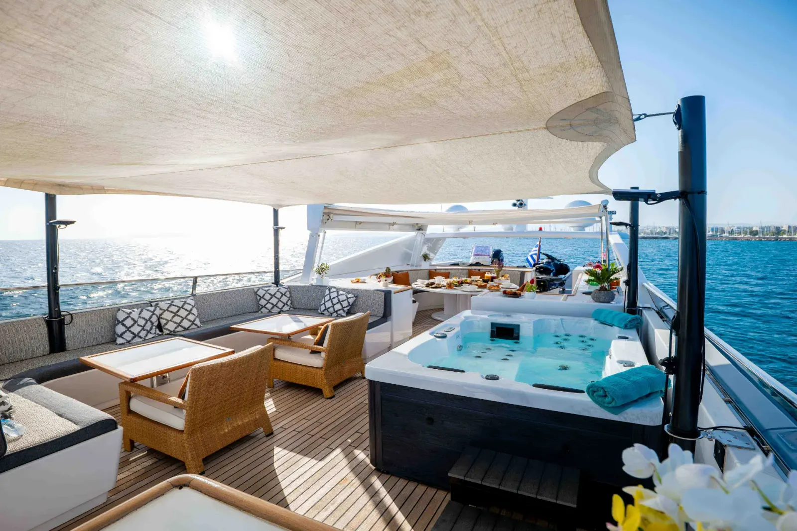 Mobius sailing in Athen