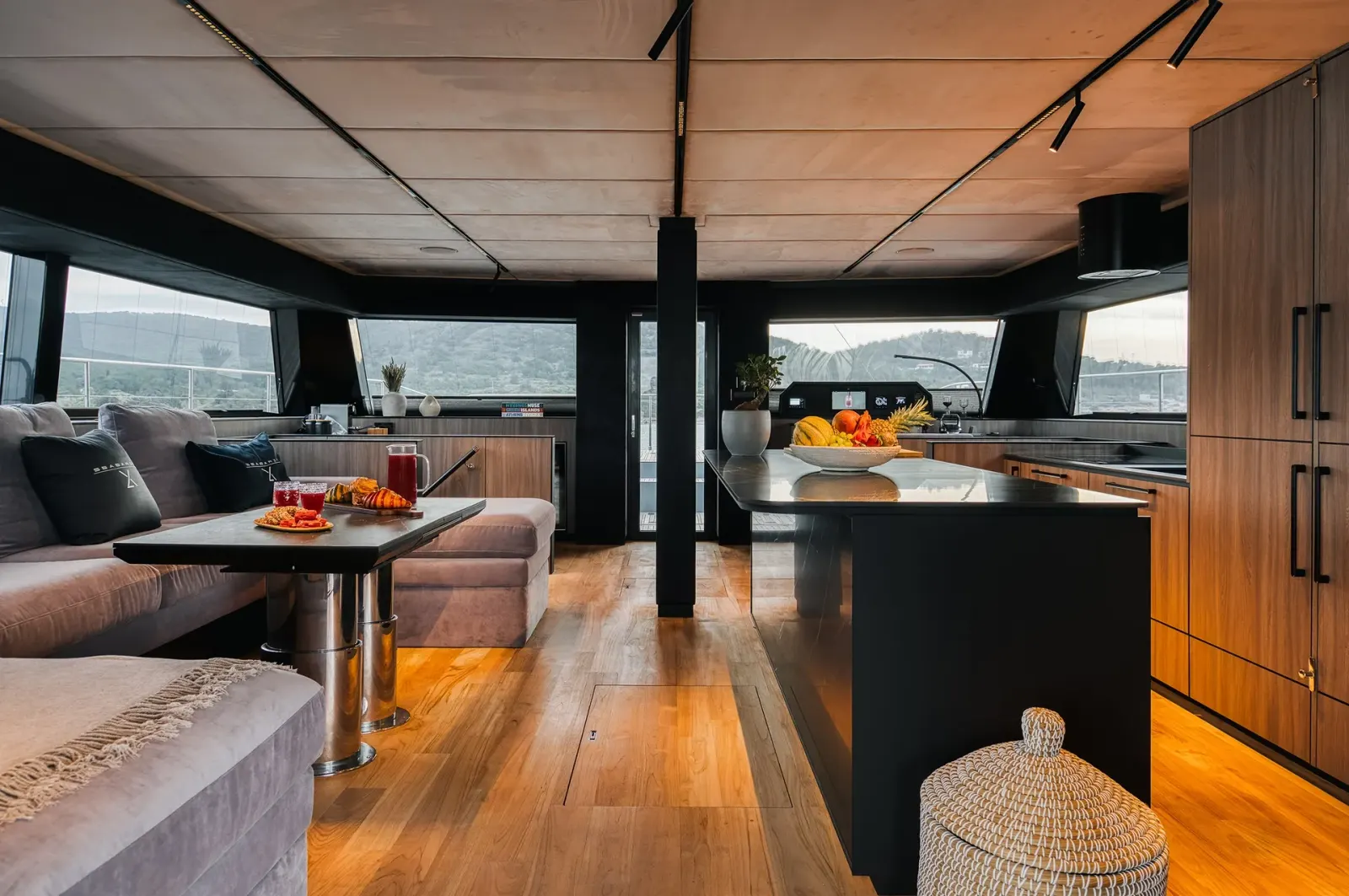 Seabarit LX sailing in Atina