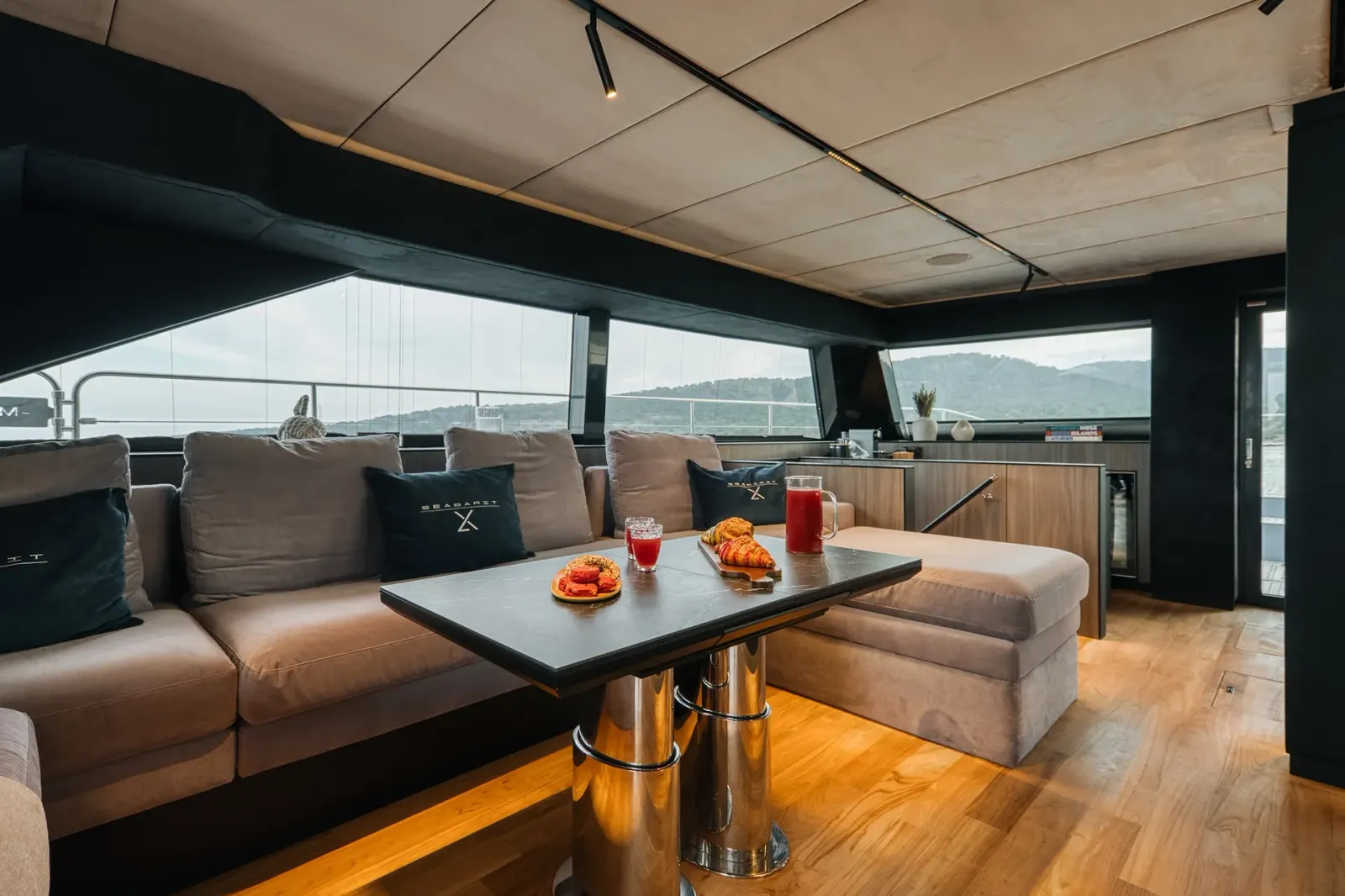 Seabarit LX sailing in Atina