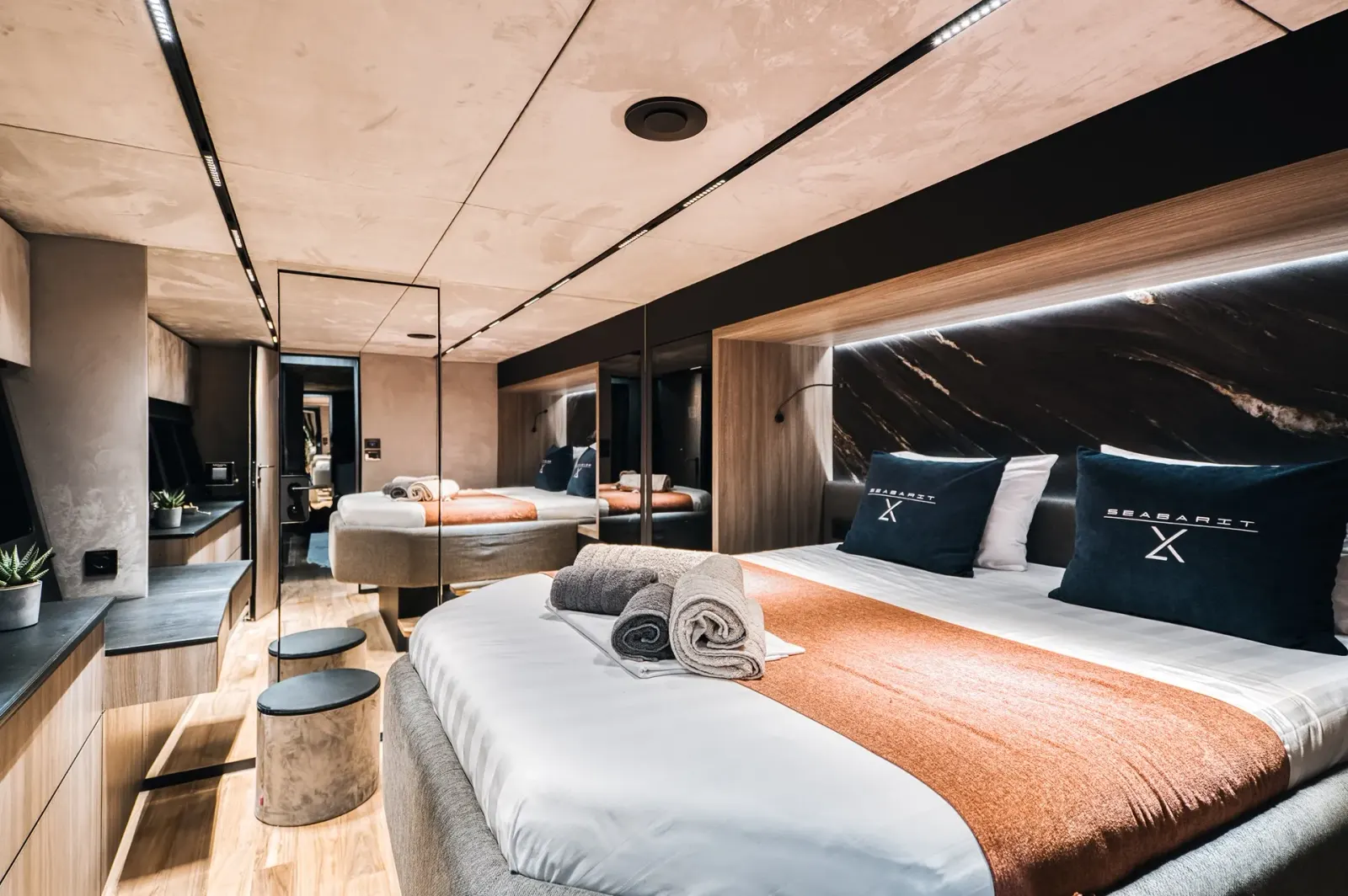 Seabarit LX sailing in Atina