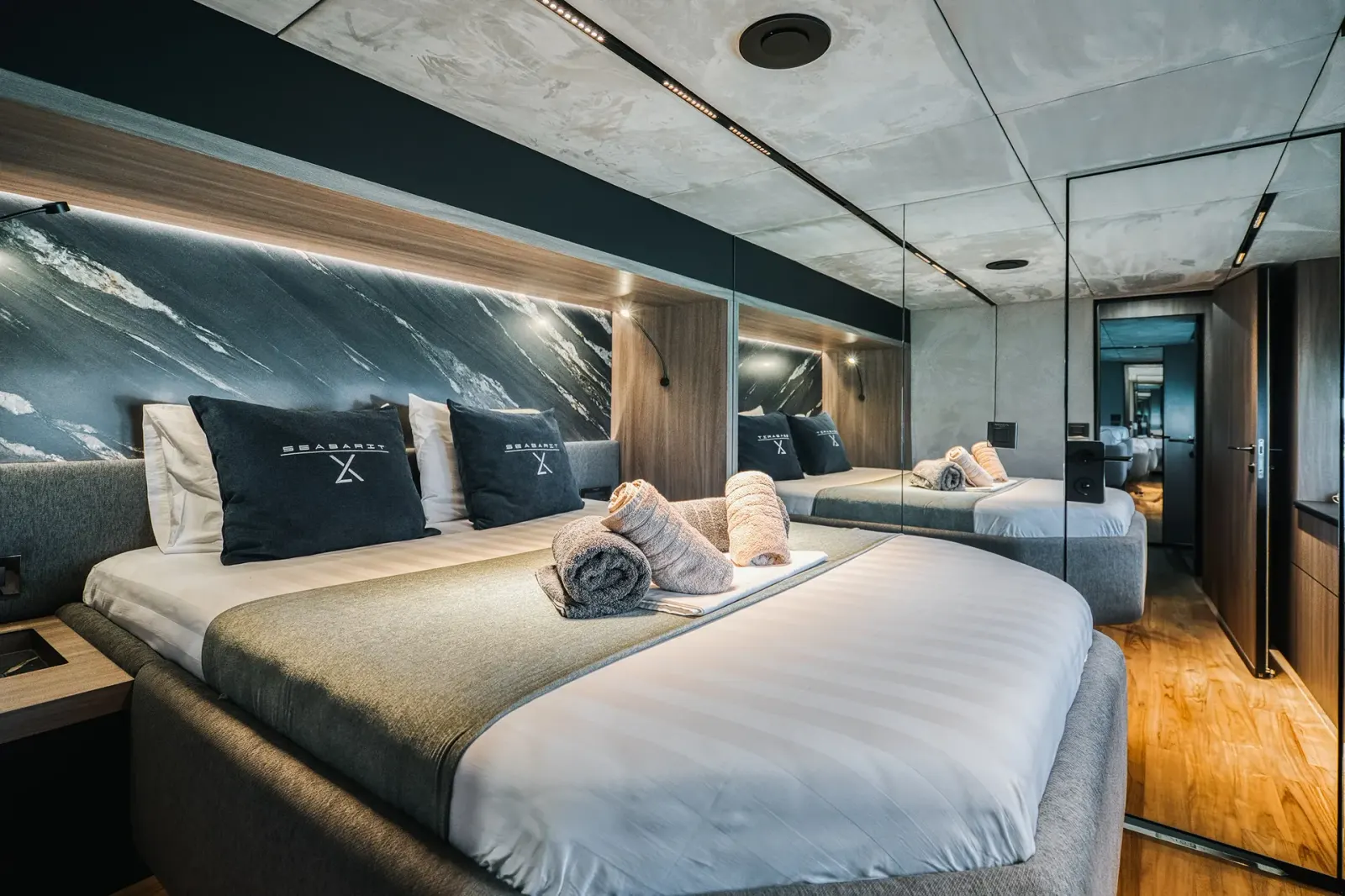 Seabarit LX sailing in Atina