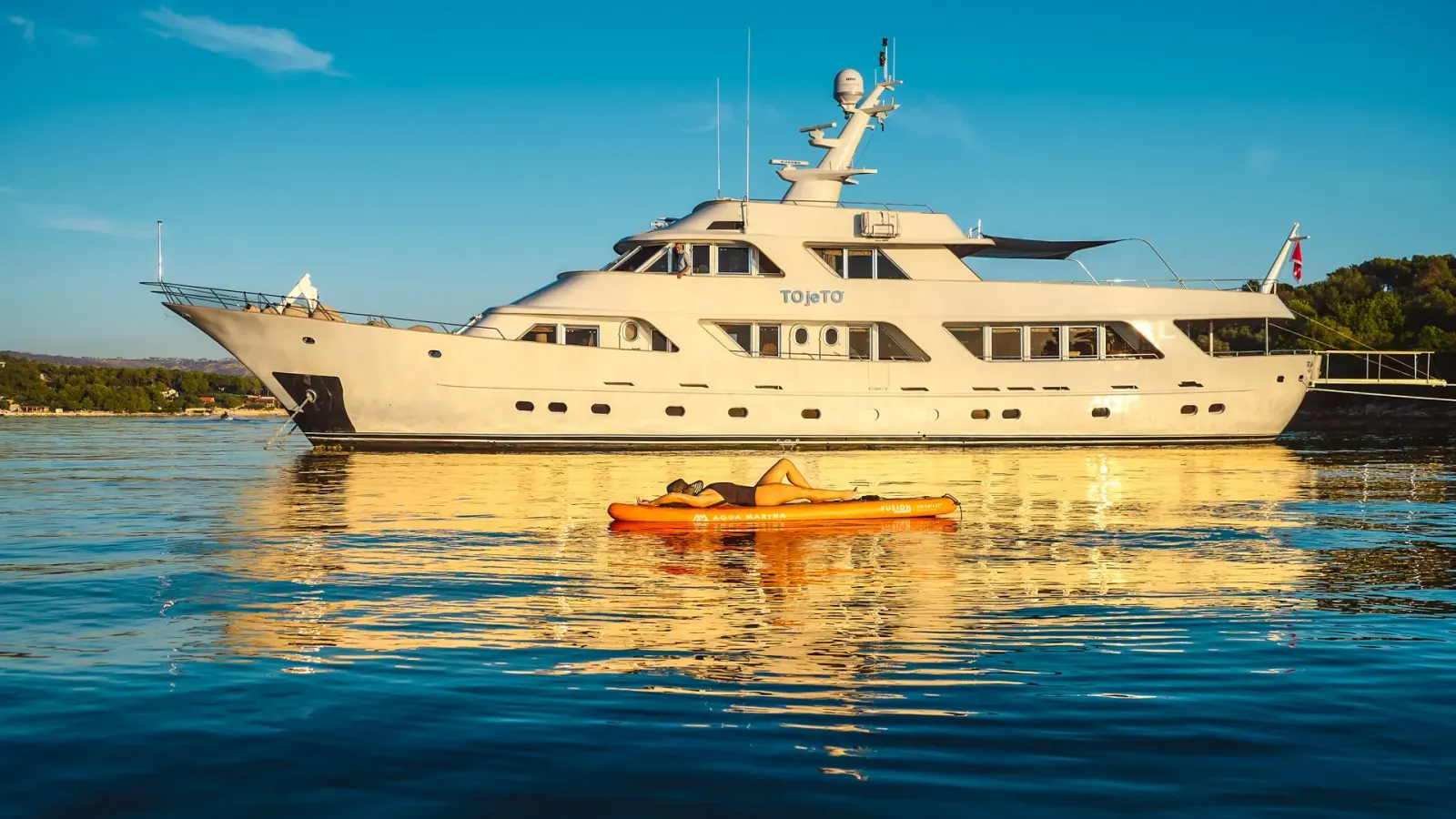 To Je To Motor Yacht interior cabin view