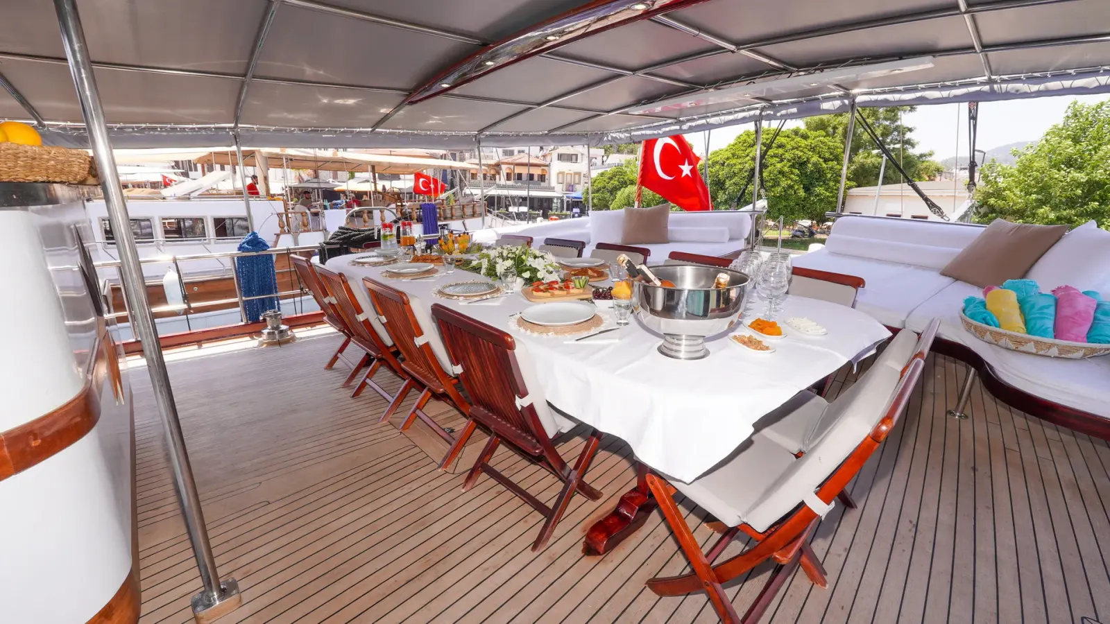 Perla del Mar sailing in Marmaris