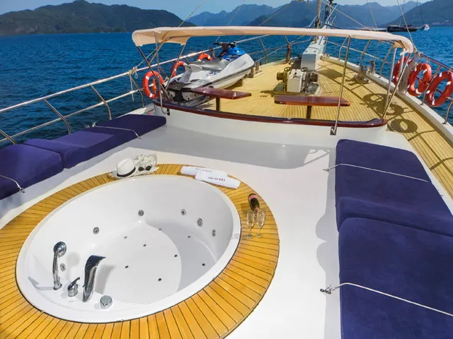 Perla del Mar II sailing in Marmaris