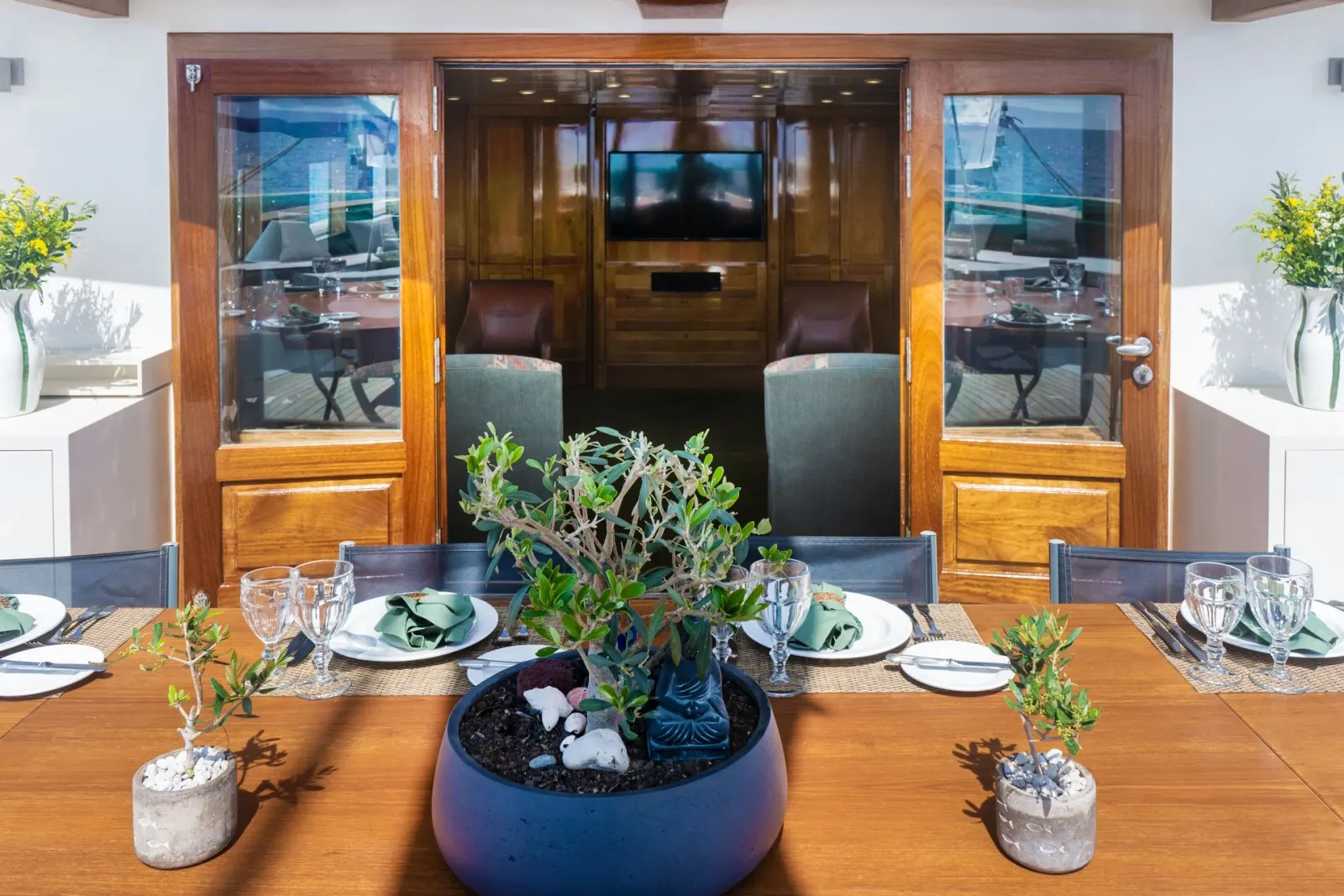 Arktos sailing in Athens