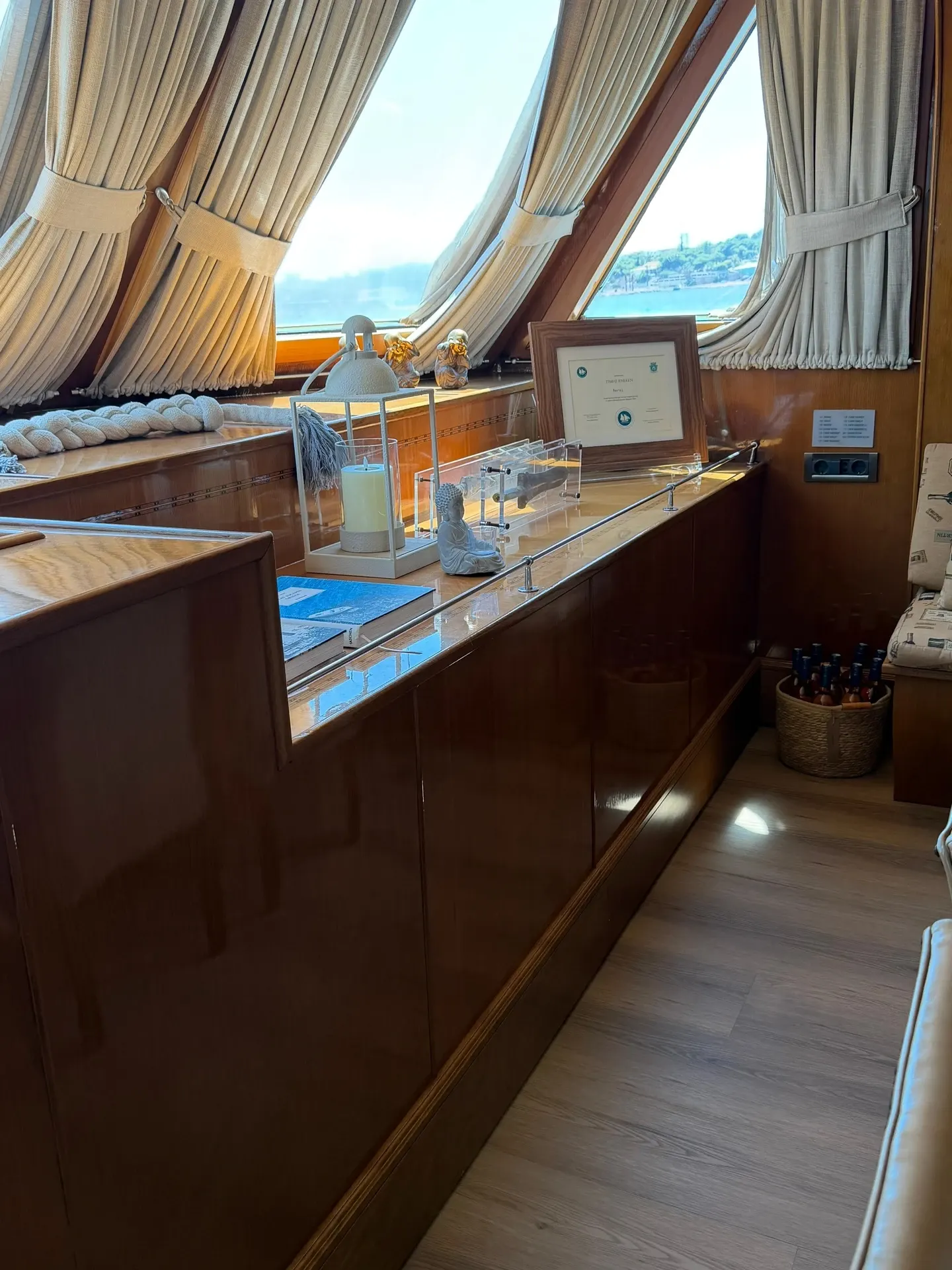 Arktos sailing in Athens