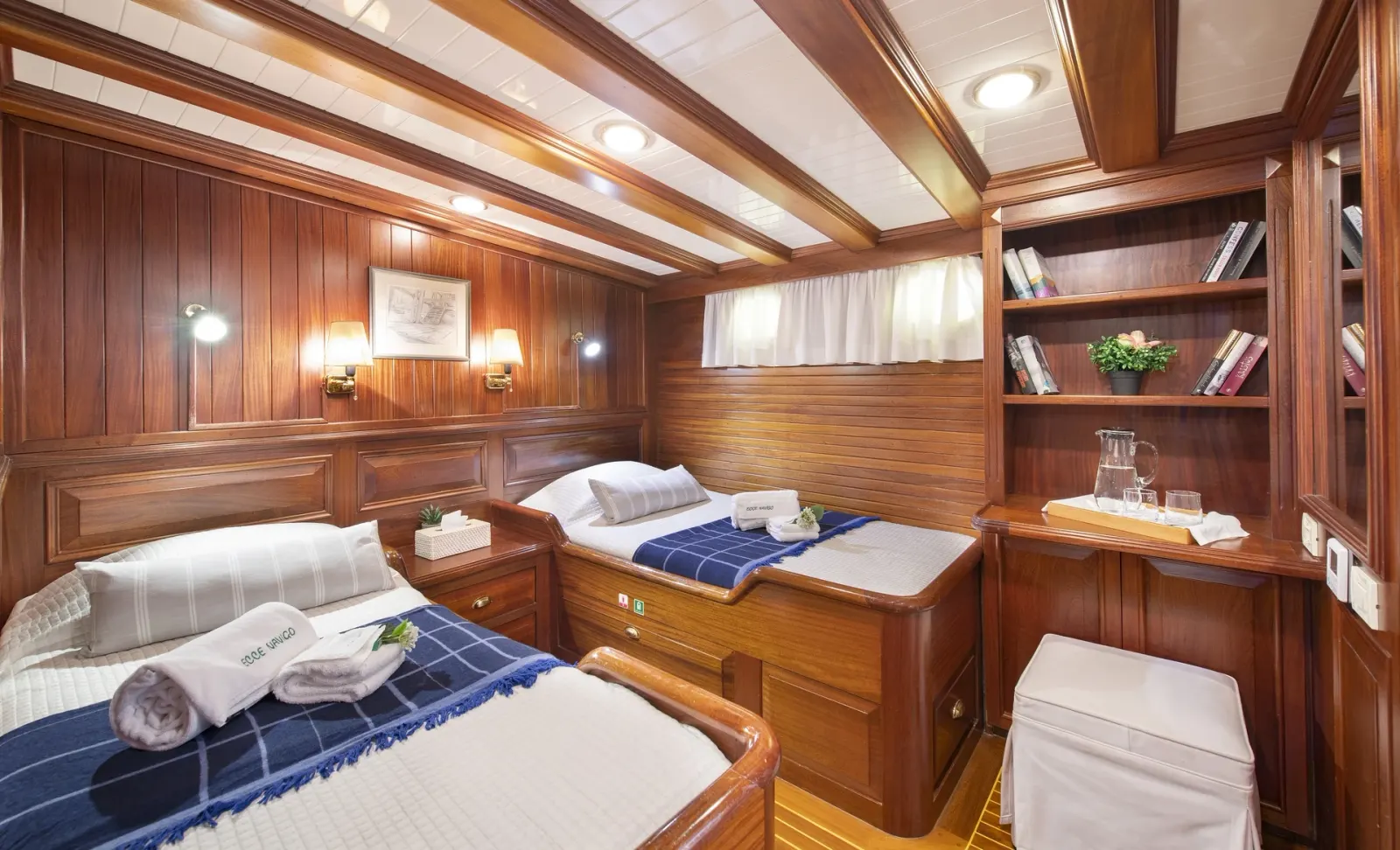Ecce Navigo sailing in Athens