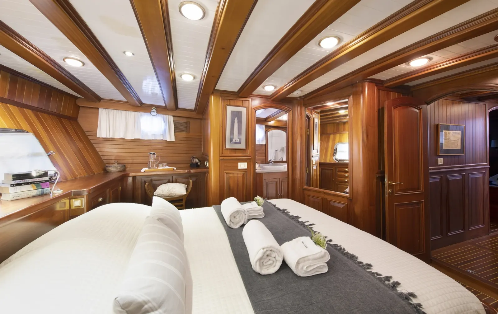 Ecce Navigo sailing in Athens