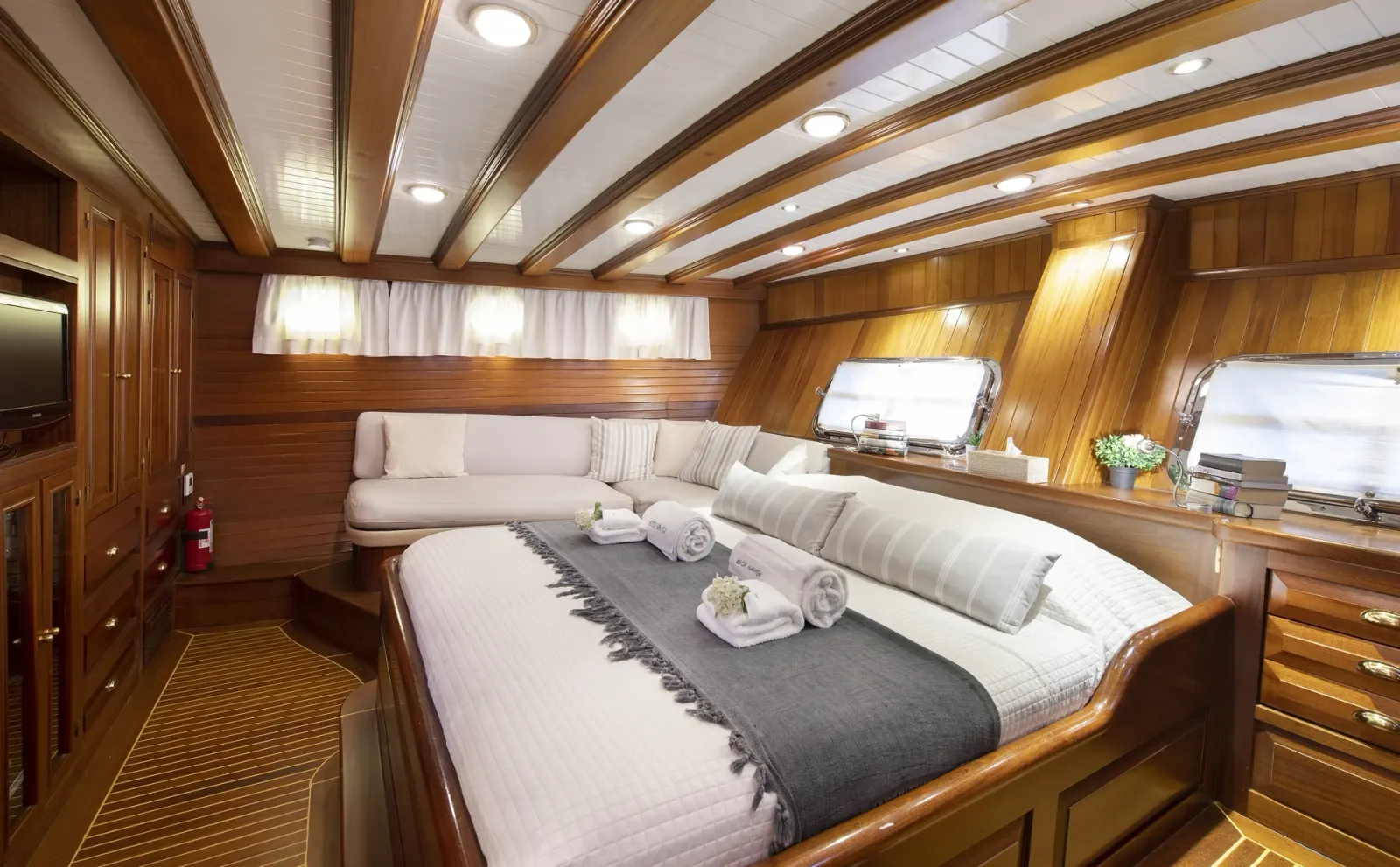Ecce Navigo sailing in Athens