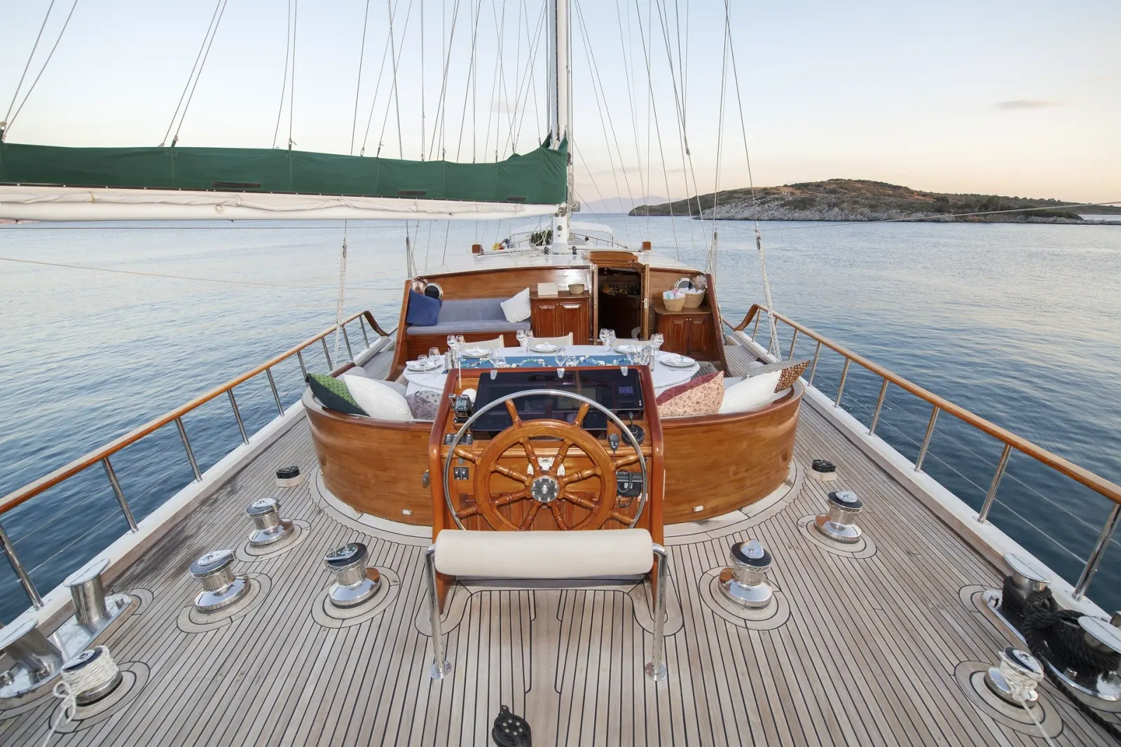 Ecce Navigo sailing in Athens
