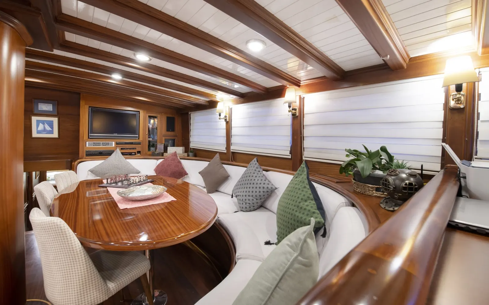Ecce Navigo sailing in Athens
