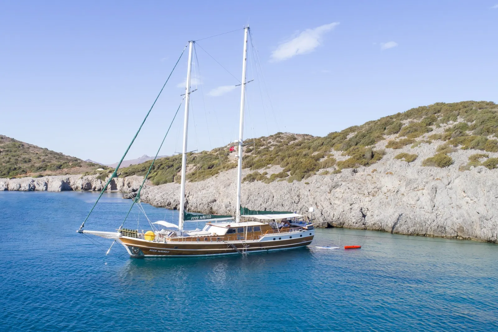 Ecce Navigo sailing in Athens