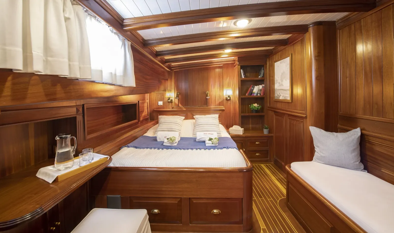 Ecce Navigo sailing in Athens