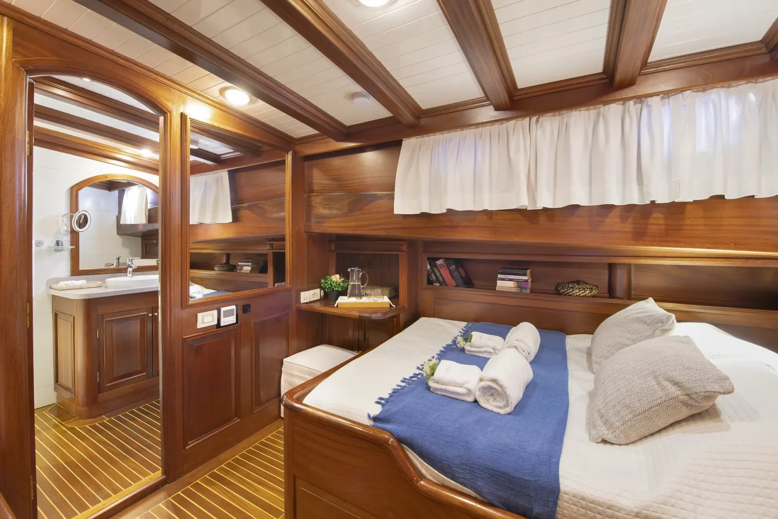 Ecce Navigo sailing in Athens