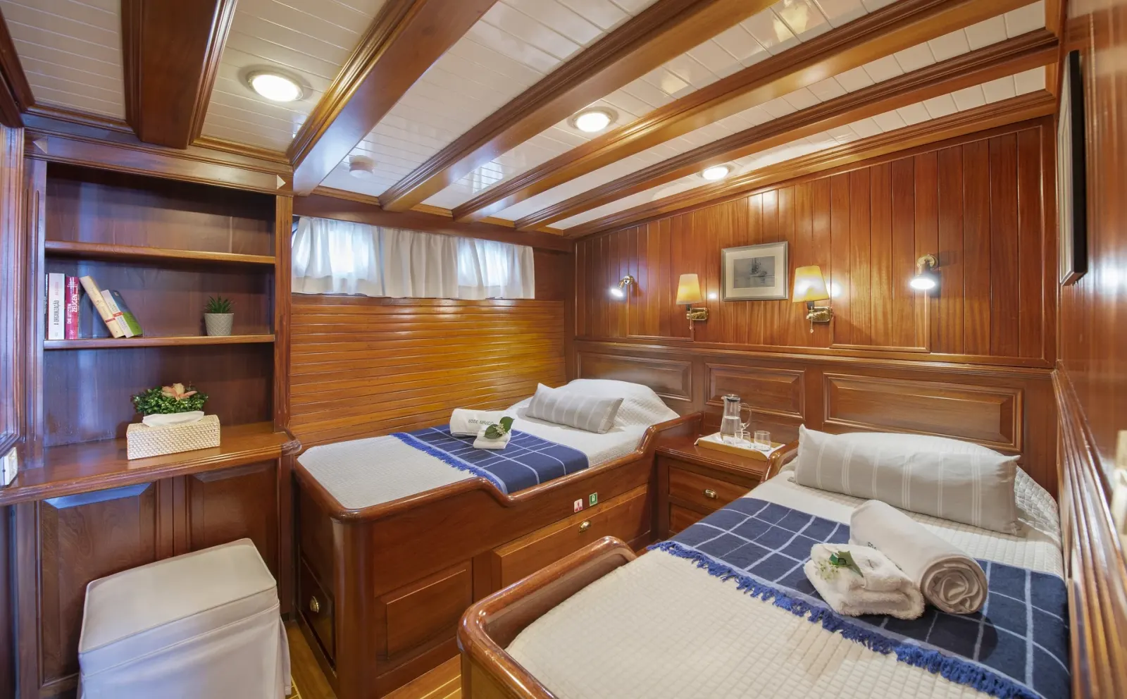 Ecce Navigo sailing in Athens