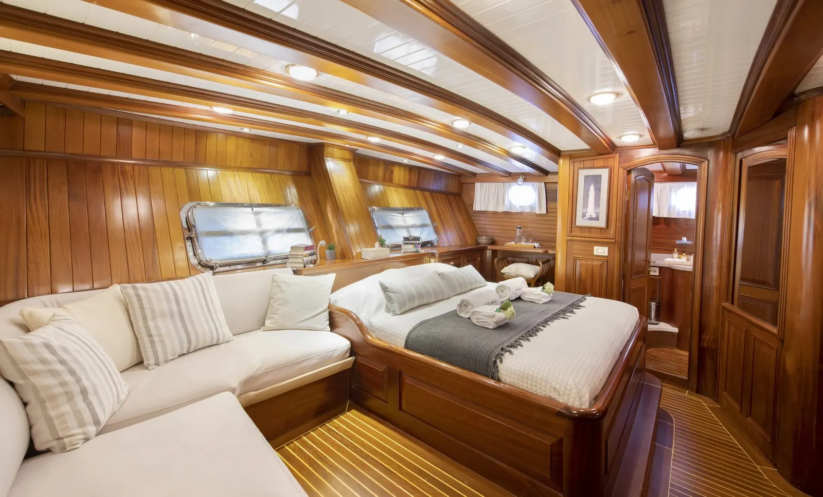 Ecce Navigo sailing in Athens