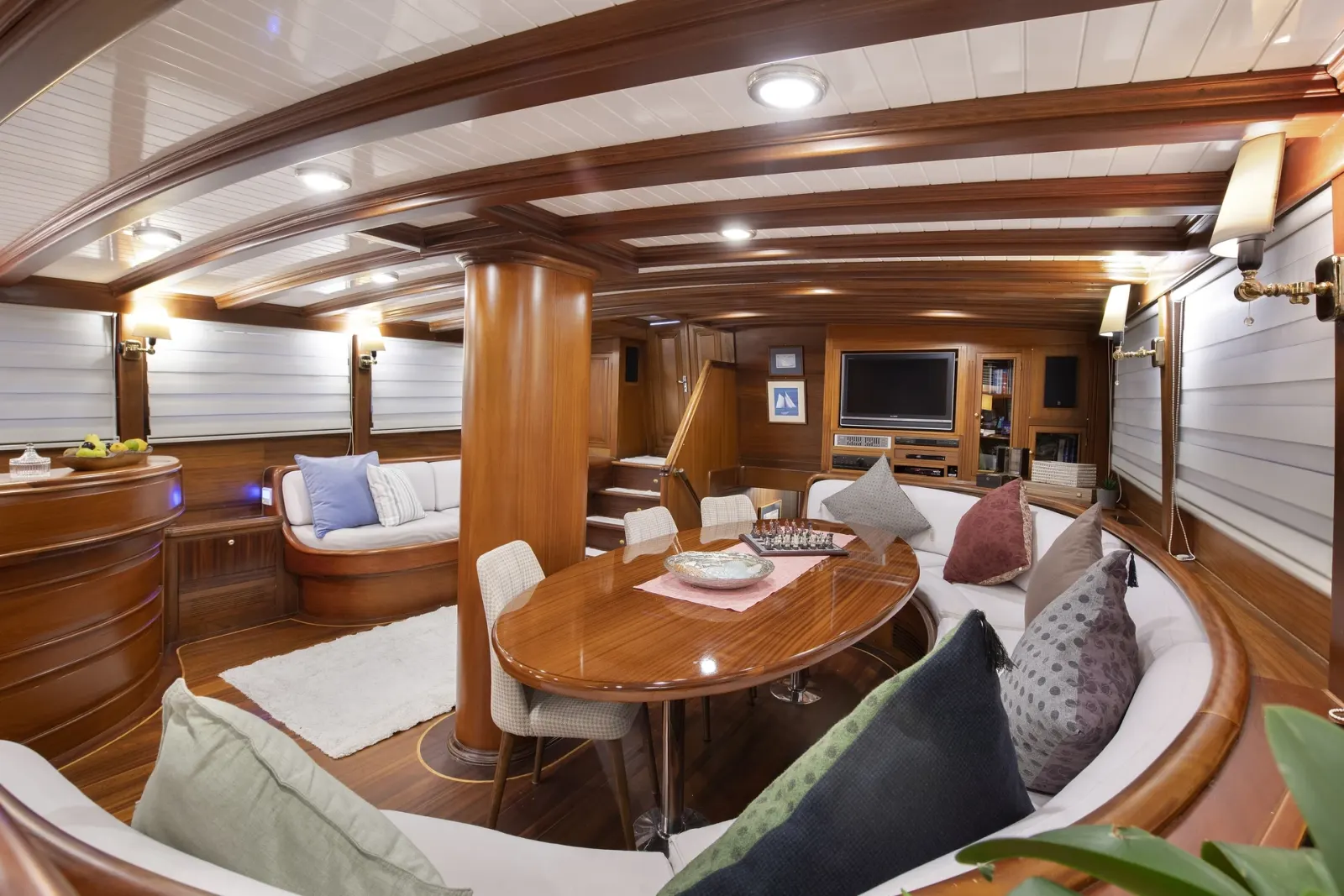 Ecce Navigo sailing in Athens