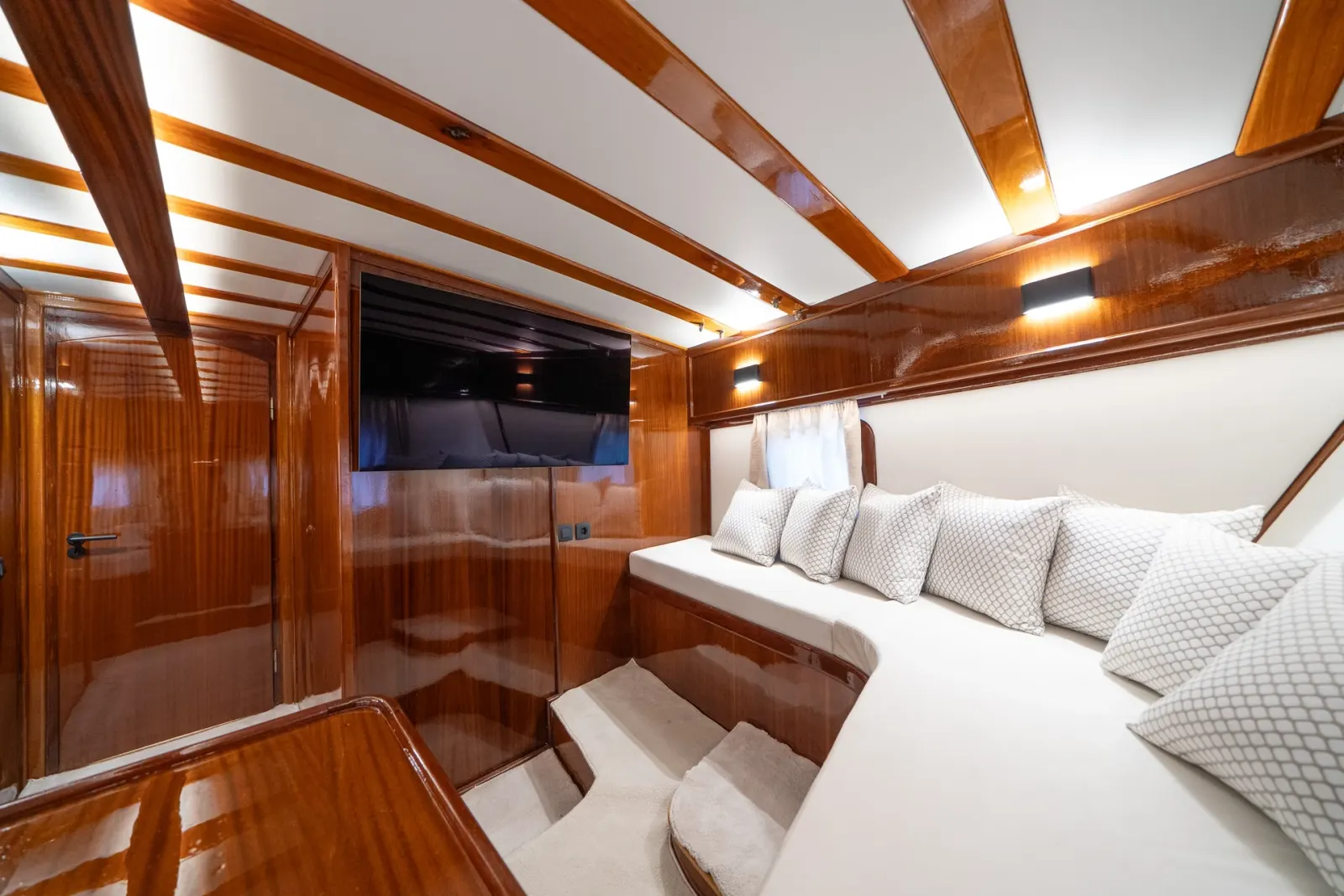Allure E sailing in Split