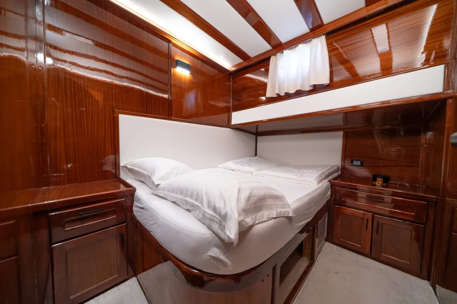 Allure E sailing in Split