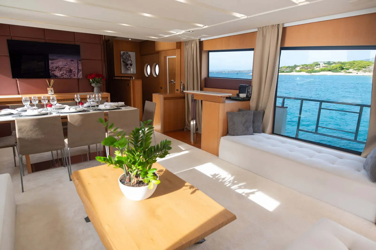 Red Rose sailing in Atina