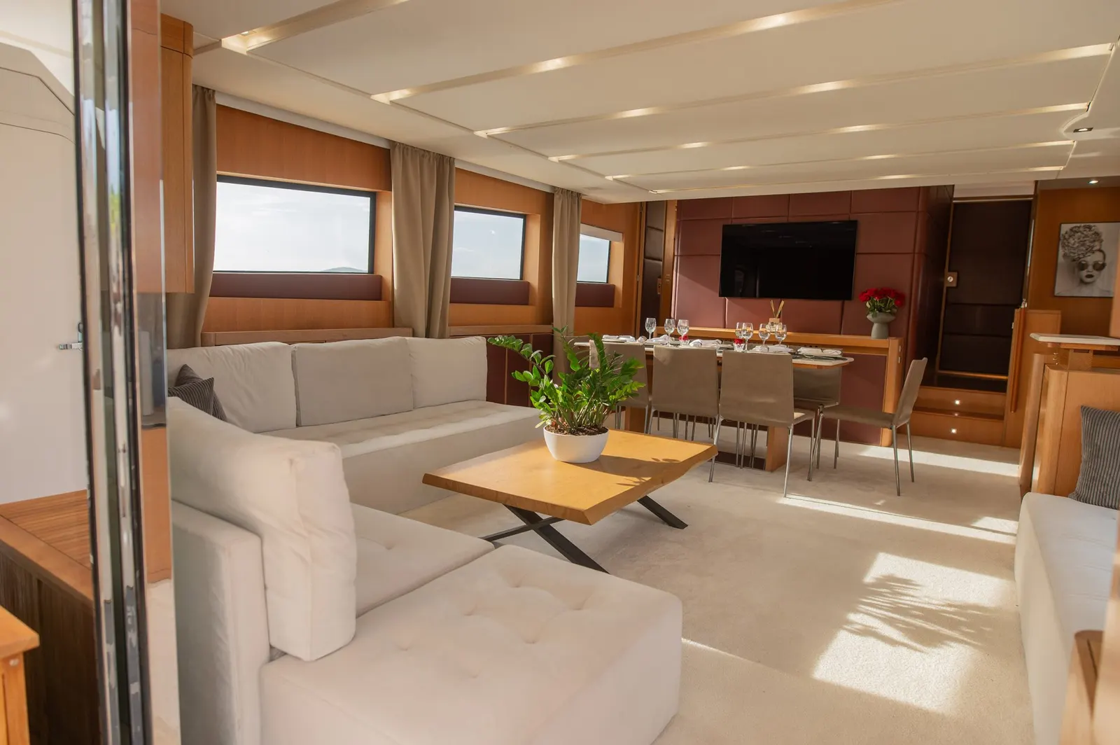 Red Rose sailing in Atina