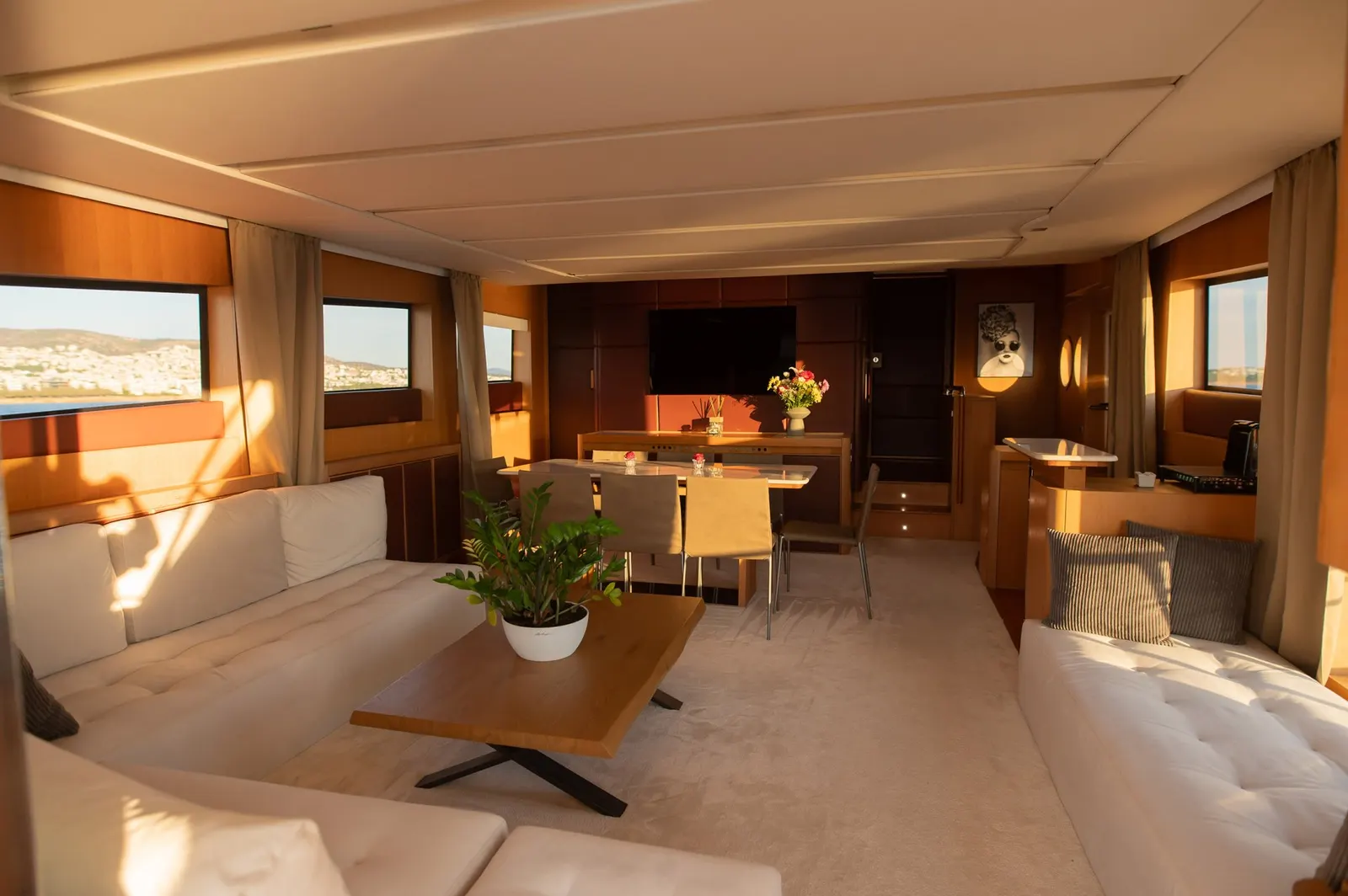 Red Rose sailing in Atina