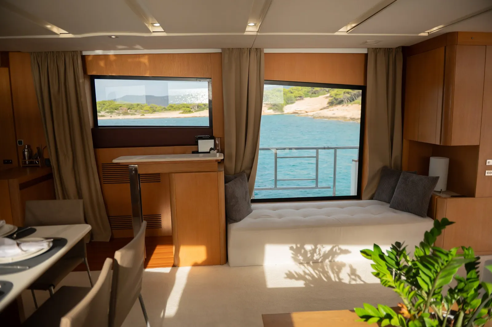 Red Rose sailing in Atina