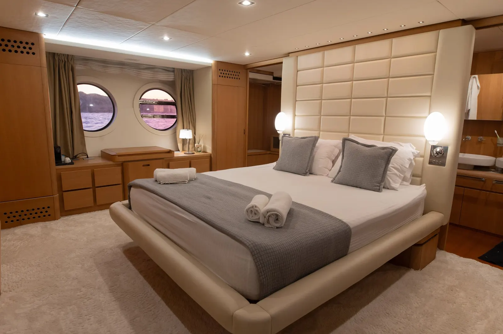 Red Rose sailing in Atina