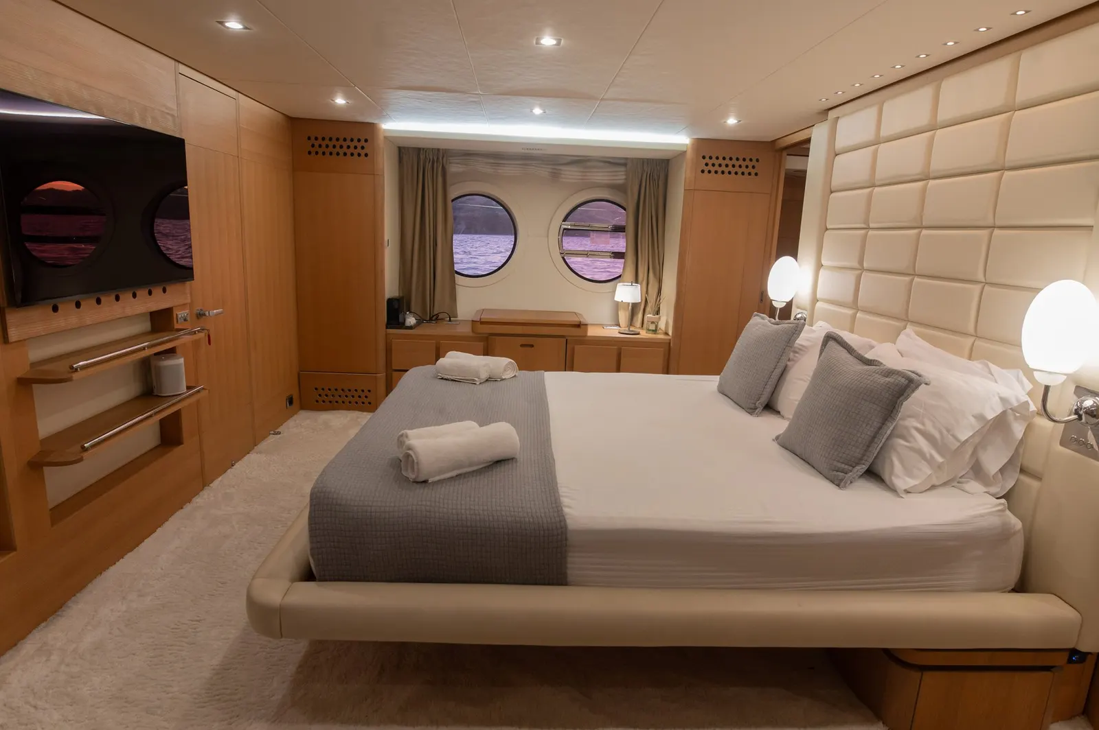 Red Rose sailing in Atina
