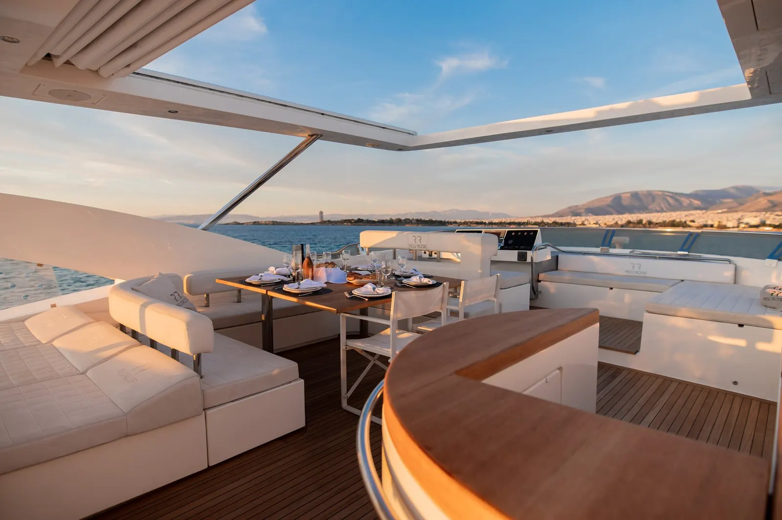 Red Rose sailing in Atina