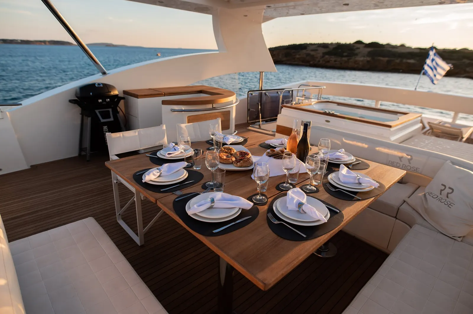 Red Rose sailing in Atina