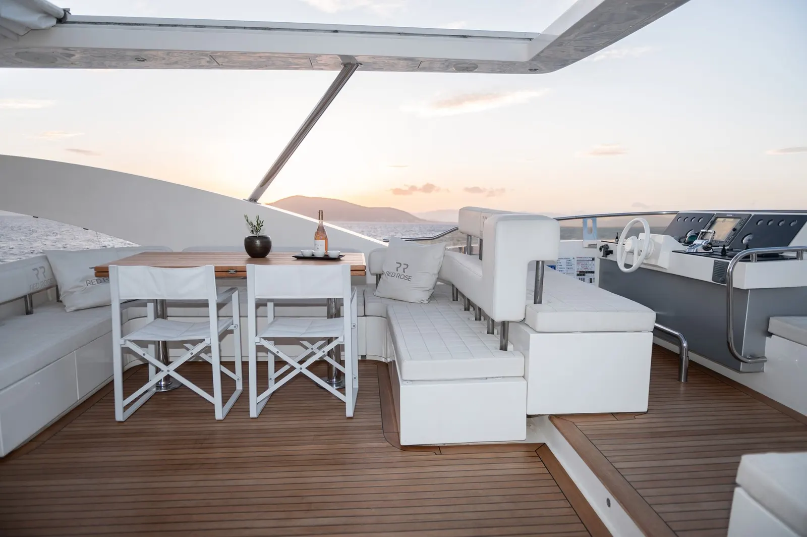 Red Rose sailing in Atina