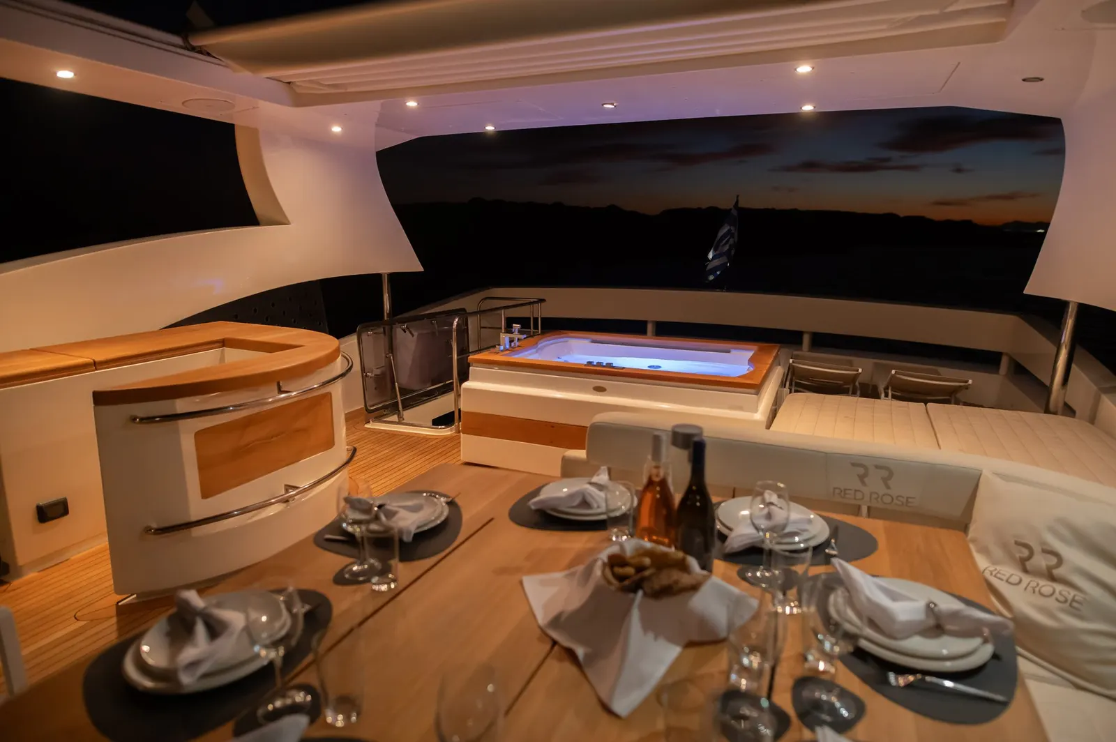 Red Rose sailing in Atina