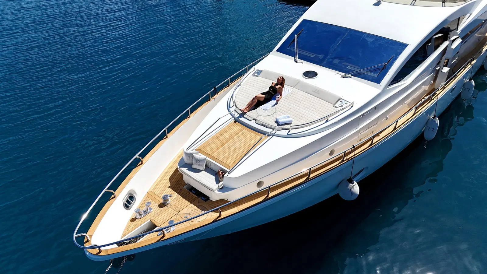 Red Rose sailing in Atina
