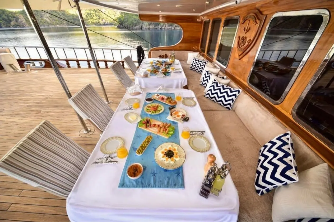 Queen Atlantis sailing in Göcek