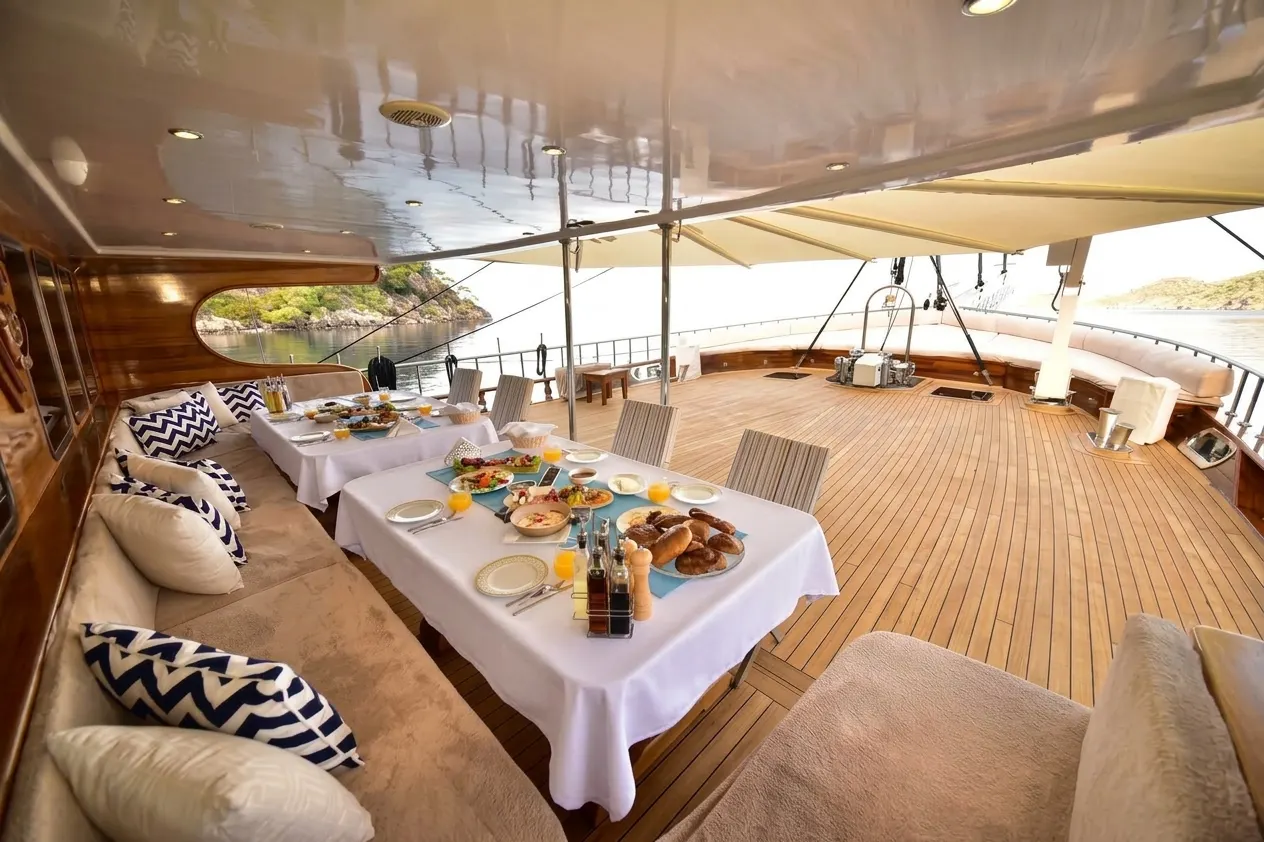 Queen Atlantis sailing in Göcek