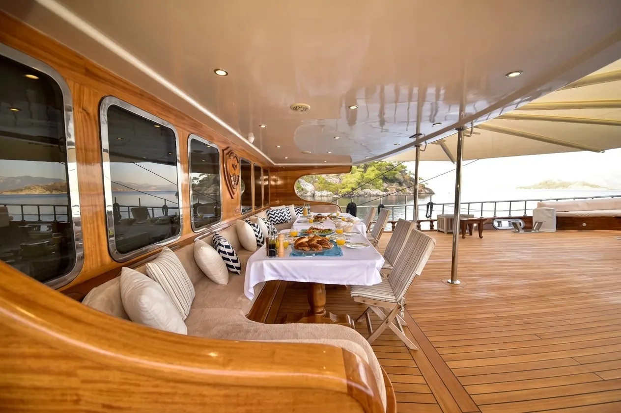 Queen Atlantis sailing in Göcek