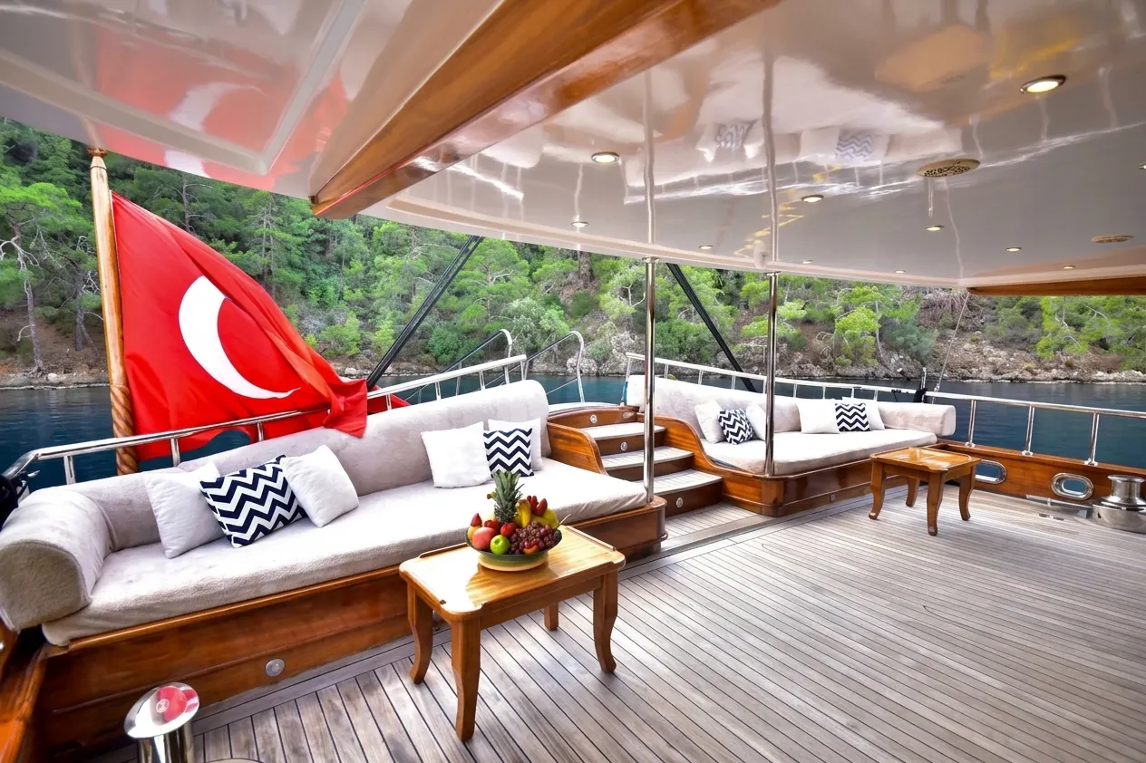 Queen Atlantis sailing in Göcek